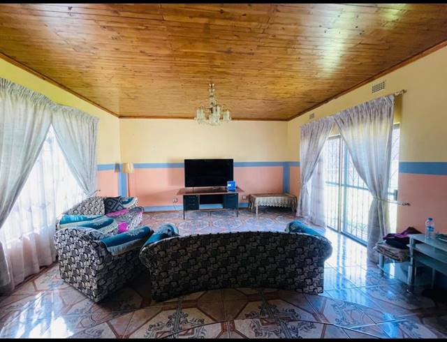 4 BEDROOM HOUSE FOR SALE IN MACKENZIE PARK